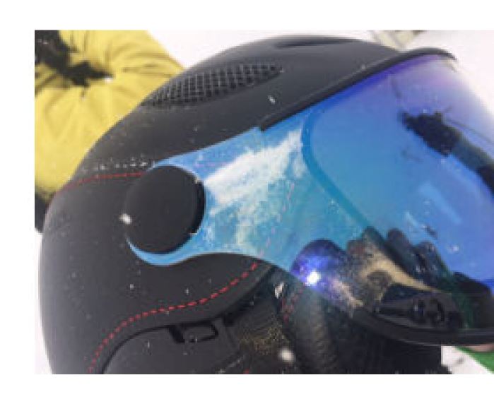 ski helmet visor with bad sealing example